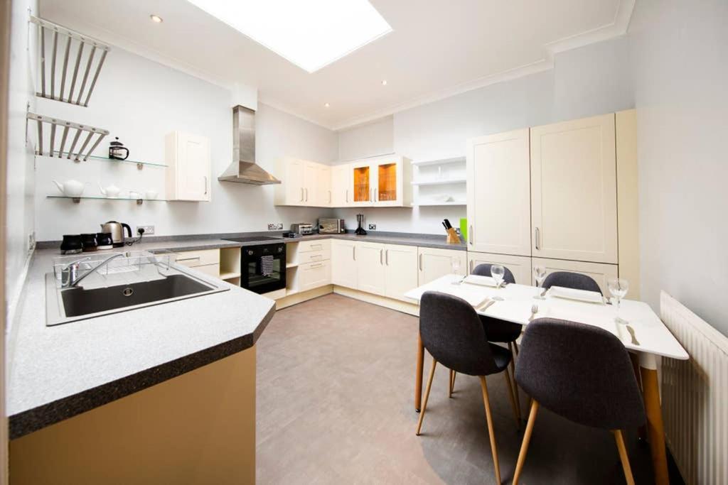 Clifton Spacious 3 Bed Apt & Parking - Simplycheckin บริสตอล ภายนอก รูปภาพ